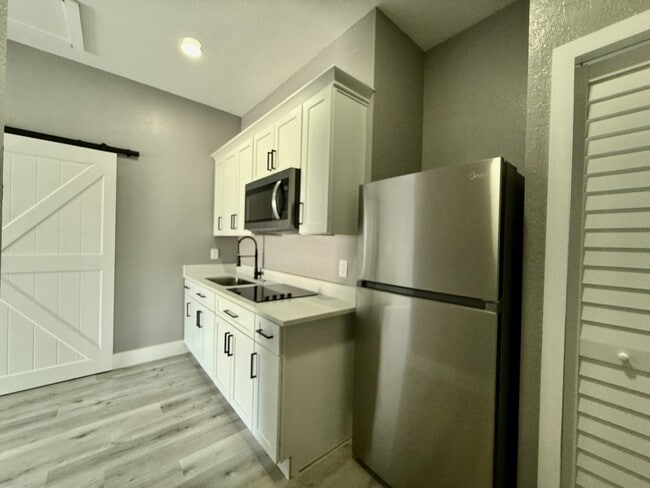 Building Photo - 2630 Hilliard Ct