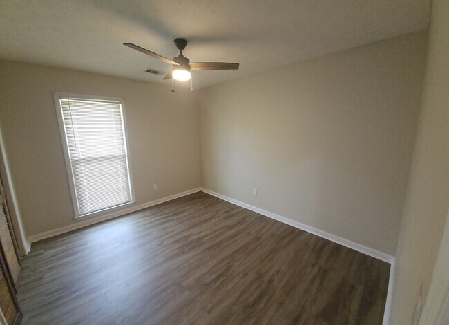 Building Photo - 5727 Lexington Dr