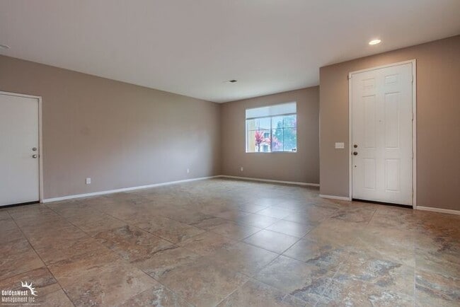 Building Photo - Beautifully 5Bdm 3.5Ba Home in Prime Location