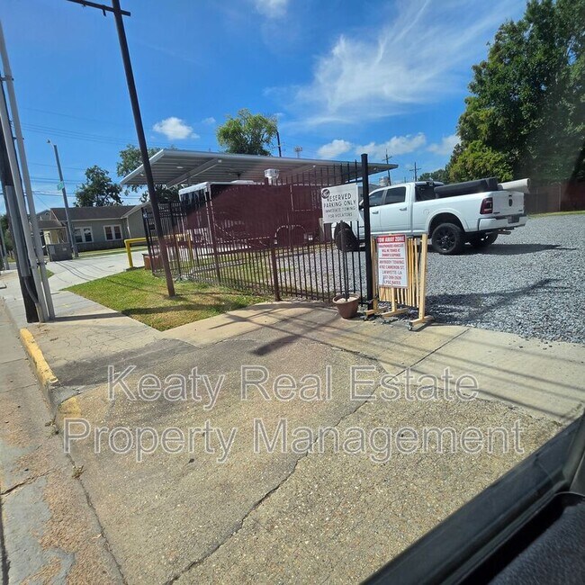 Building Photo - 136 E Cypress St