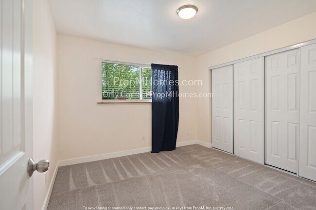 Building Photo - Updated Two Bedroom Duplex in SE!