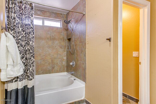Building Photo - Amazing 4 bedrooms, 3 bathrooms house in P...