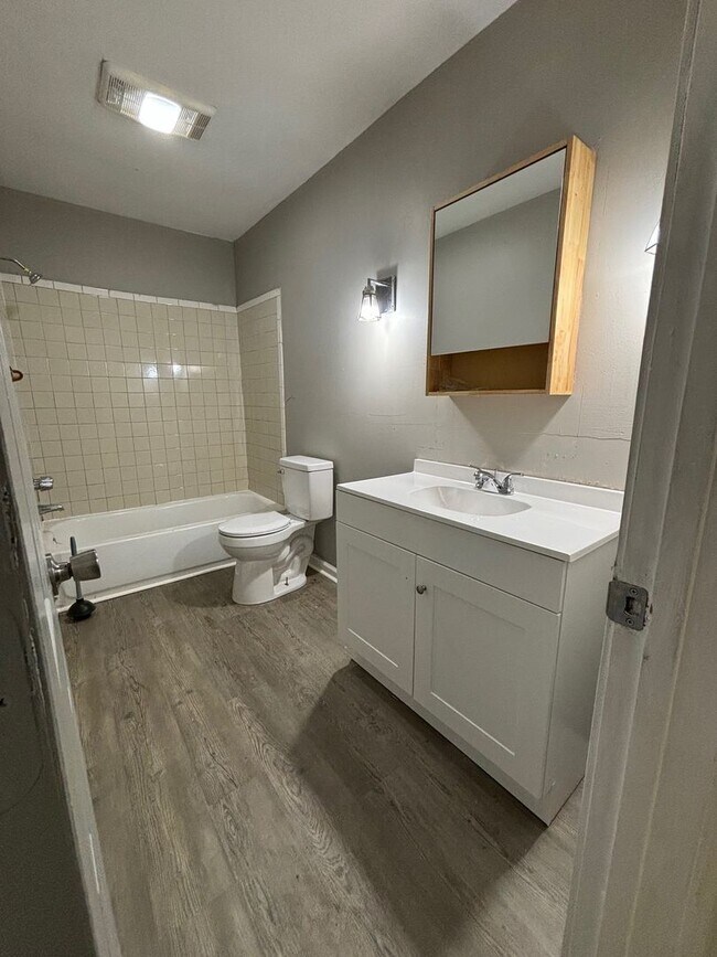 Building Photo - 2 Bedroom 2 Bath Multi Family Home