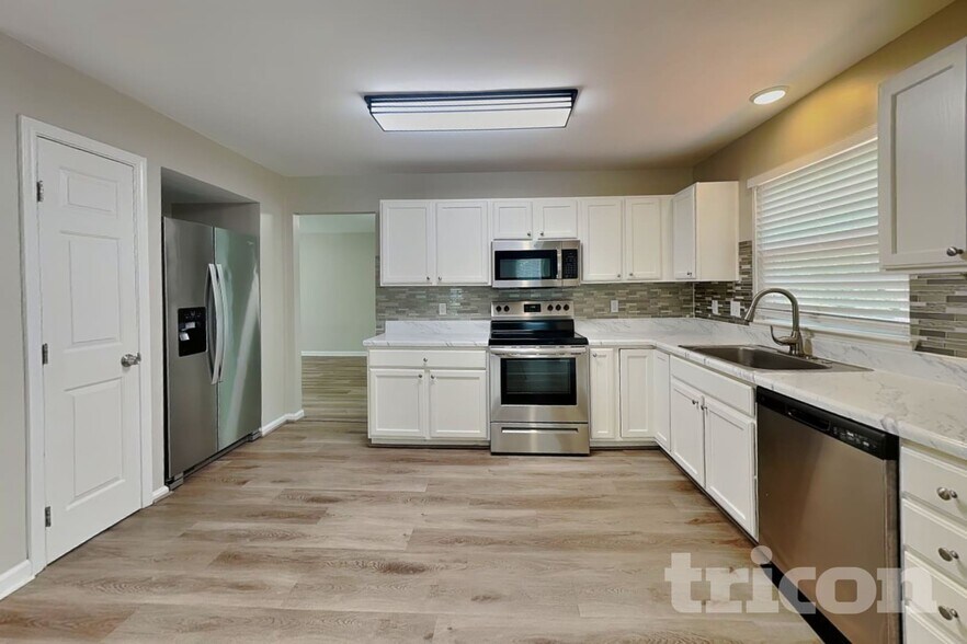 Building Photo - 2536 Bayview Dr
