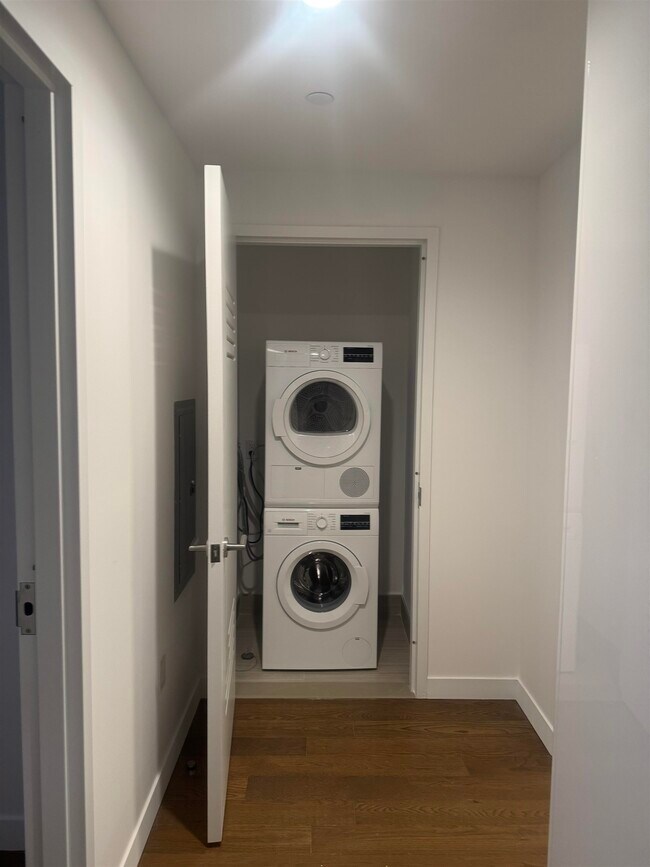 Building Photo - 99 Hudson St