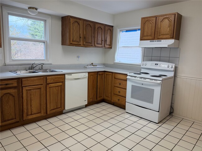 Building Photo - 1060 Loekes Dr