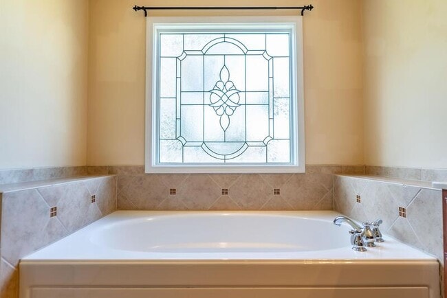 Building Photo - 389 Livingston Dr