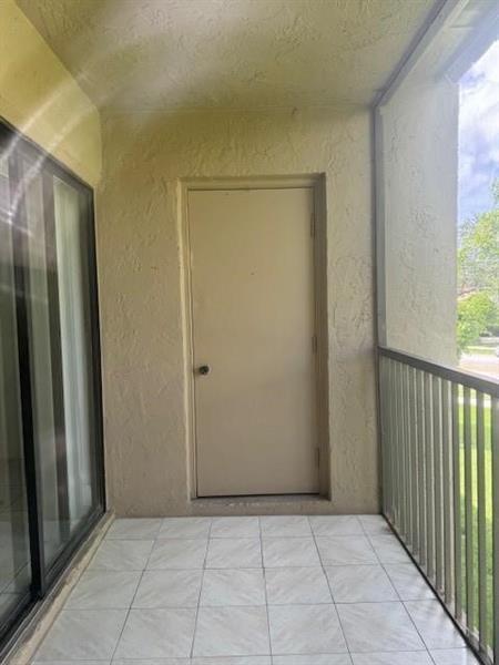 Building Photo - 380 Racquet Club Rd