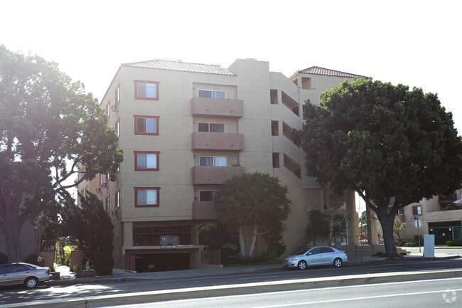 Building Photo - 1400 Venice Blvd.- Modern Living in the Heart of Venice – Renovated 2 Bedroom Units