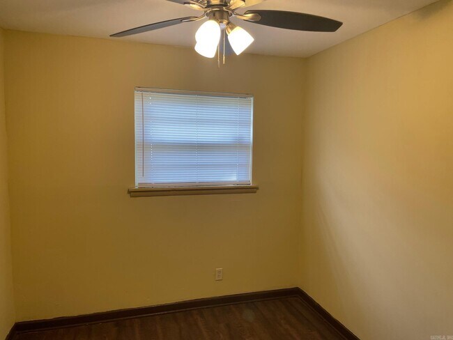 Building Photo - 216 Meadow Park Dr