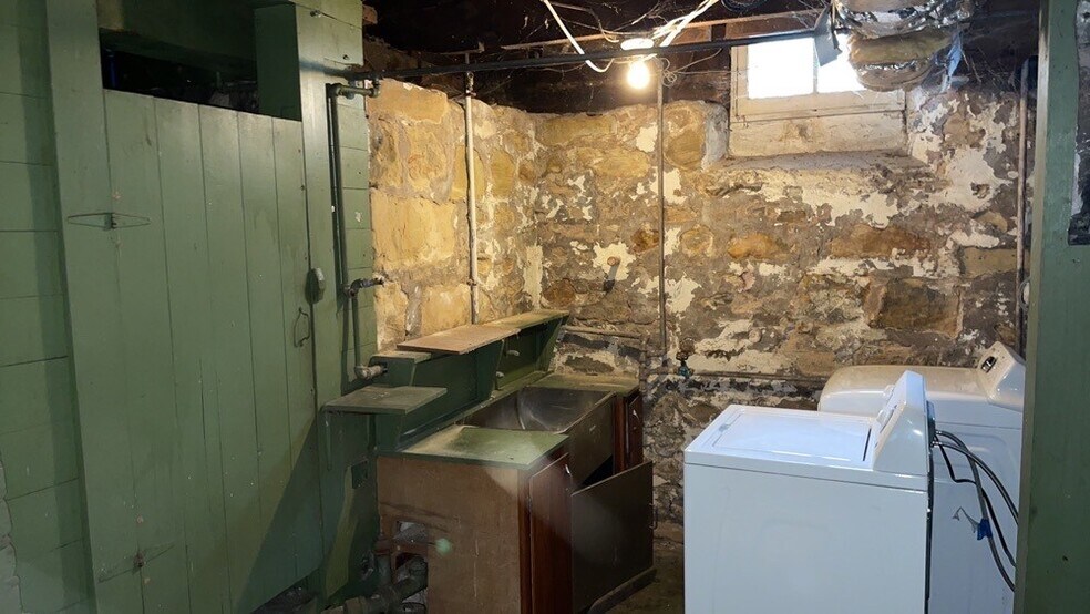 Building Photo - 1026 Oxford Ave