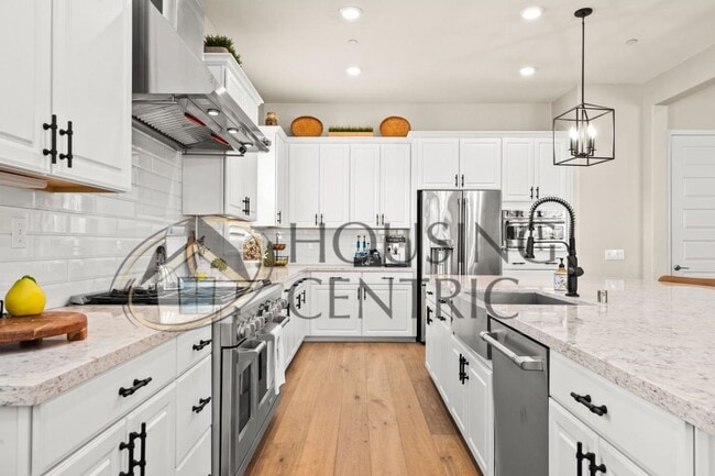Building Photo - STUNNING Single Story Home with a Resort S...