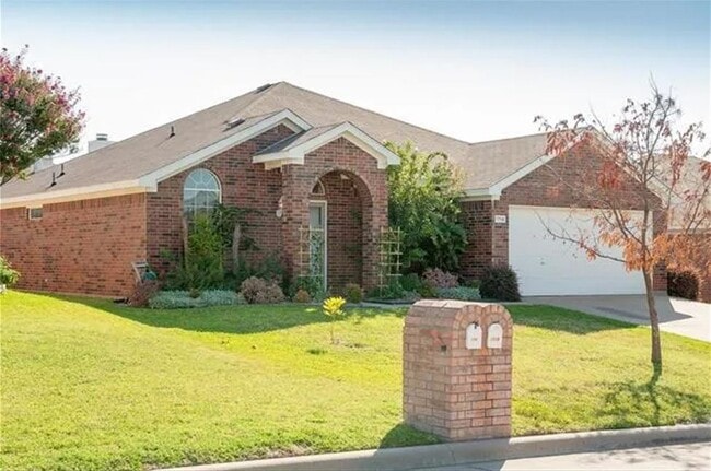 Primary Photo - 1716 Country Crest Ln