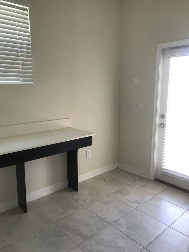 Building Photo - 4 Bedroom Home in Storey Grove Manors