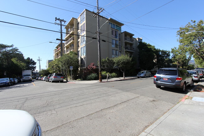 Building Photo - One Plus Bedroom Condo Close to Piedmont A...