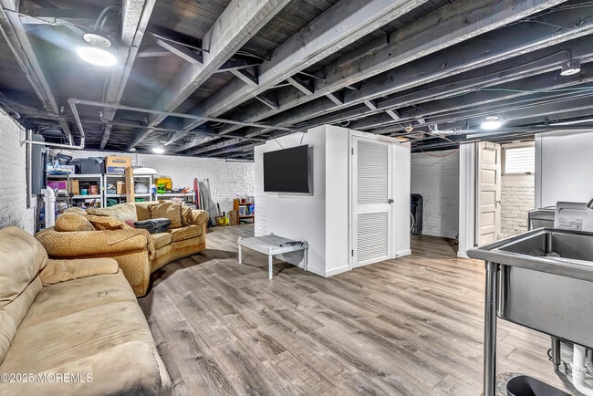 Building Photo - A370 E Main St