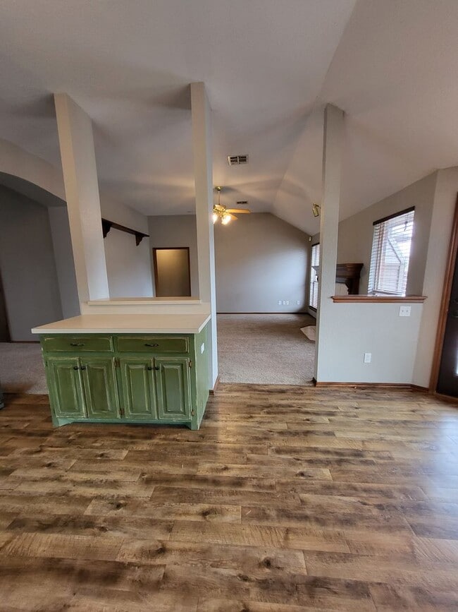 Building Photo - (3) Bed/(2) Bath + Study/Office in NW Norman! Storm Shelter! Neighborhood Pool!