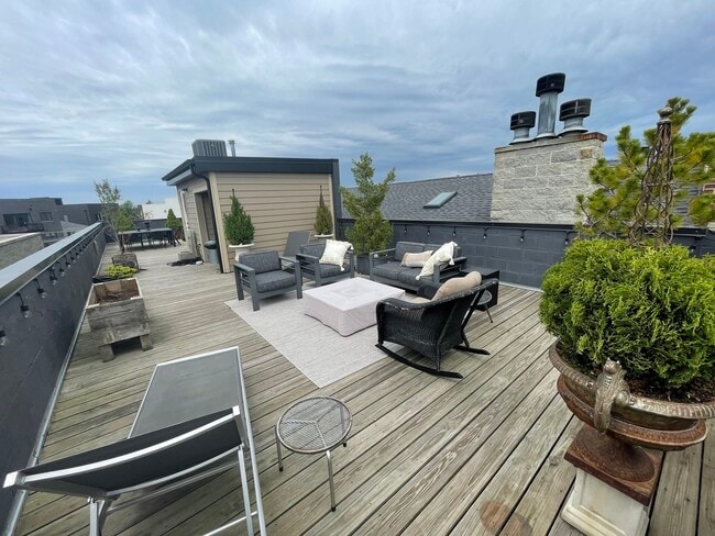 Building Photo - 2848 N Damen Ave