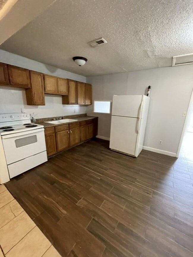 Building Photo - Spacious Rental Home in Derby School District