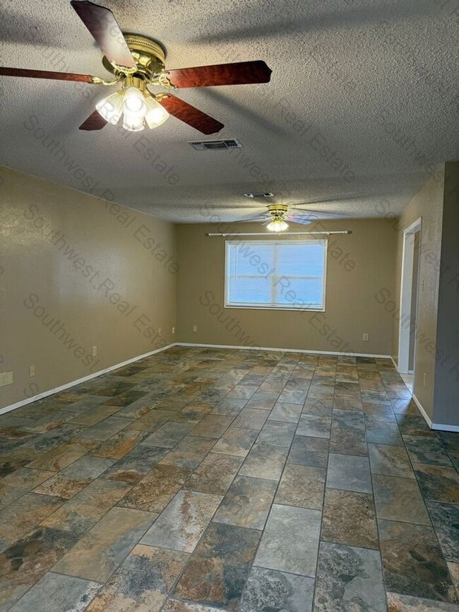 Building Photo - Spacious 3 bedrooms 2 bath family home