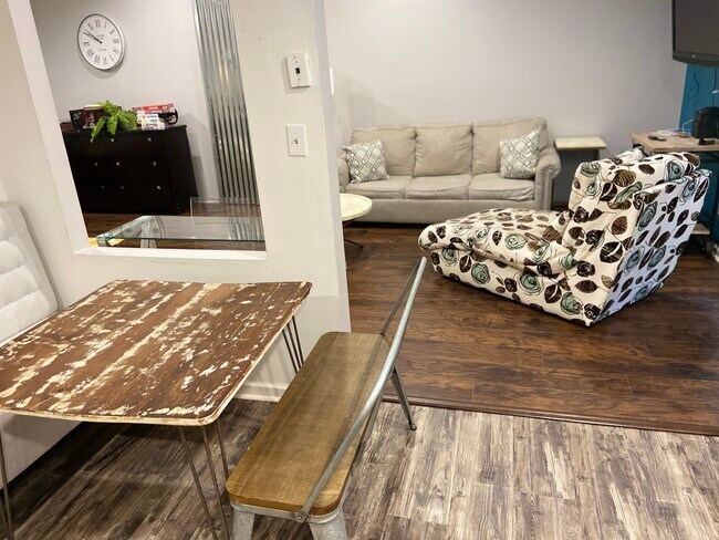 Building Photo - 1030 Pineborough Rd