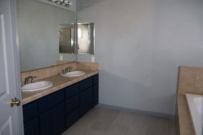 Building Photo - Spacious 5 Bedroom 3 Bath home in Harden Ranch