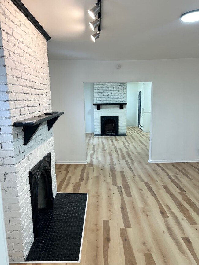 Building Photo - Spacious 3 bed, 2.5 bath Single Family home in Carrick- New Flooring and Paint, Available Immedia...