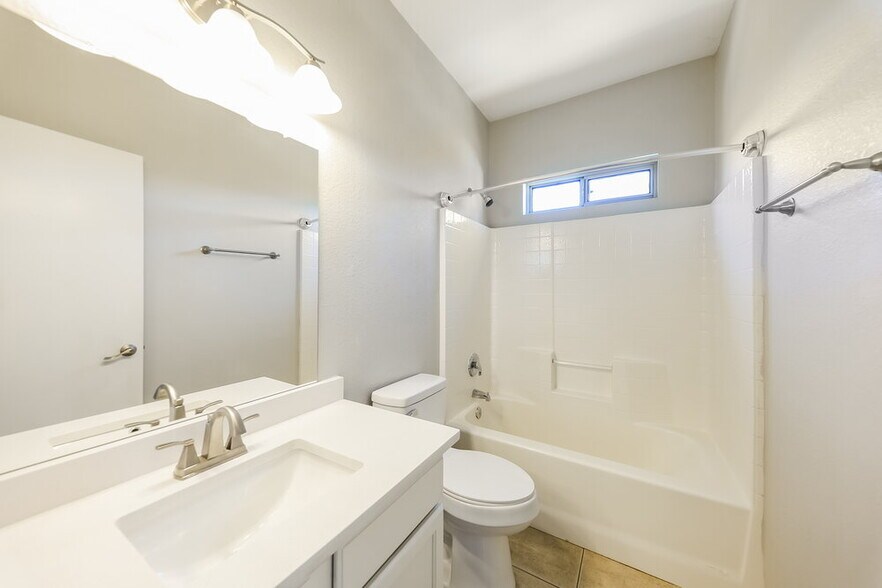 Building Photo - 1750 W Union Hills Dr