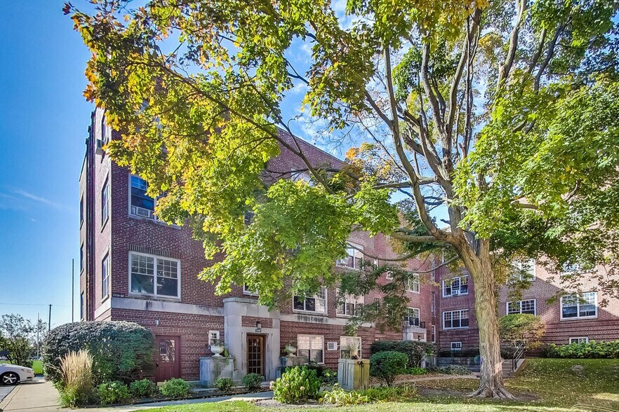 Primary Photo - Discover Comfortable Living at Hampton Parkway in Evanston!