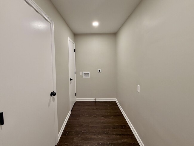 Building Photo - Newly Remodeled 3/2 Jenks Home