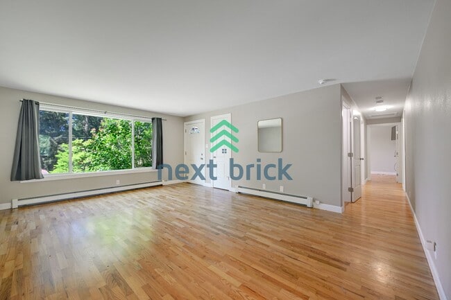 Building Photo - 4 Bed and 2 Bath Remodeled Single-family House Available!