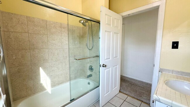 Building Photo - Spacious Upper Unit of a Duplex in Downtown Oakland w/ Shared Yard