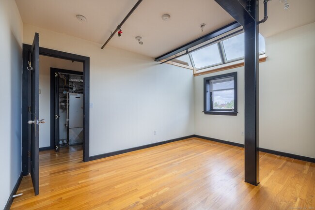 Building Photo - 325 Myrtle Ave