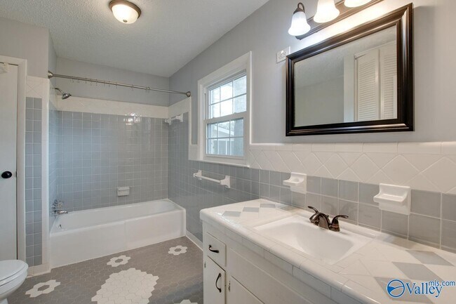 Building Photo - 2107 Edinburgh Dr SW