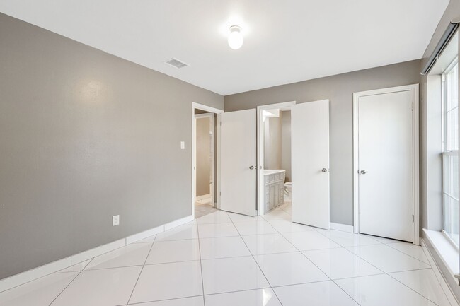 Building Photo - 3307 Roaming Woods Ln