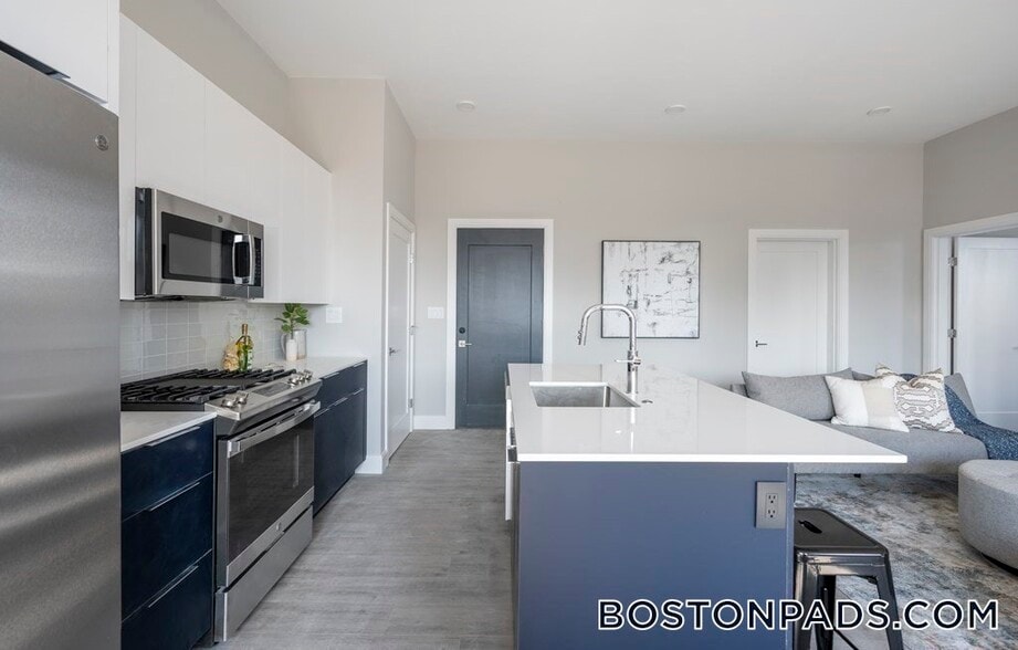 Building Photo - 656 Saratoga St