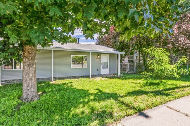 Primary Photo - 6702 E 3rd Ave