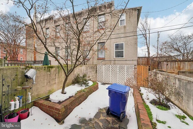 Building Photo - 2206 E Baltimore St