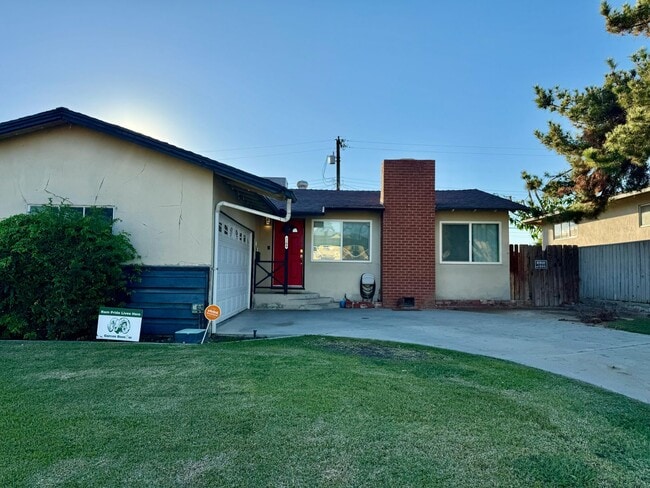 Building Photo - Explore this attractive property in Bakersfield, featuring 3-bedroom and 1.75 -bathrooms - Availa...