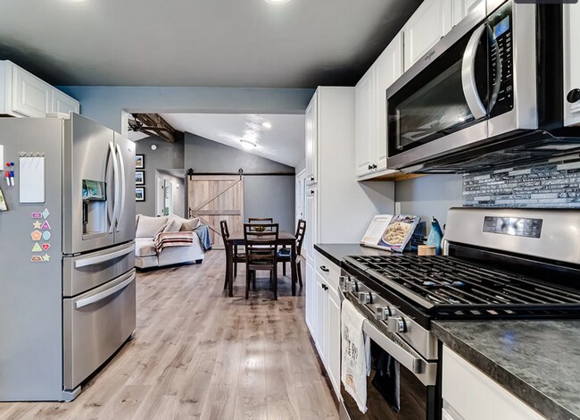 Building Photo - Riverroad Three Bedroom!