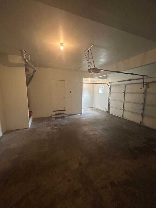 Building Photo - 3 Bed, 2.5 bath Kent house w/2-car garage ...