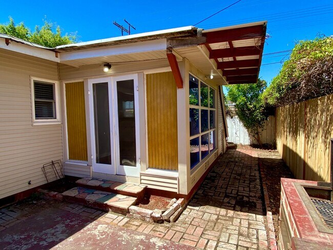 Building Photo - Charming 2 Bedroom Craftsman House w/Porch and Private Back Patio in Hillcrest