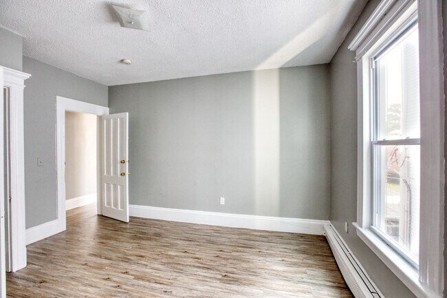 Building Photo - OVERSIZED 3 bedroom 1 bathroom Apartment