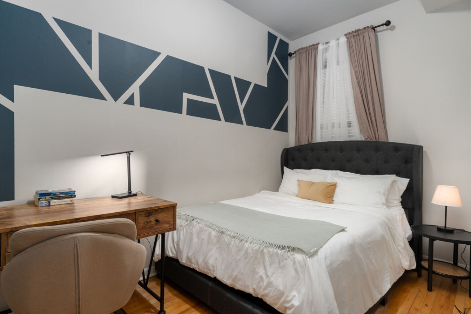 Building Photo - 906 N Damen Ave