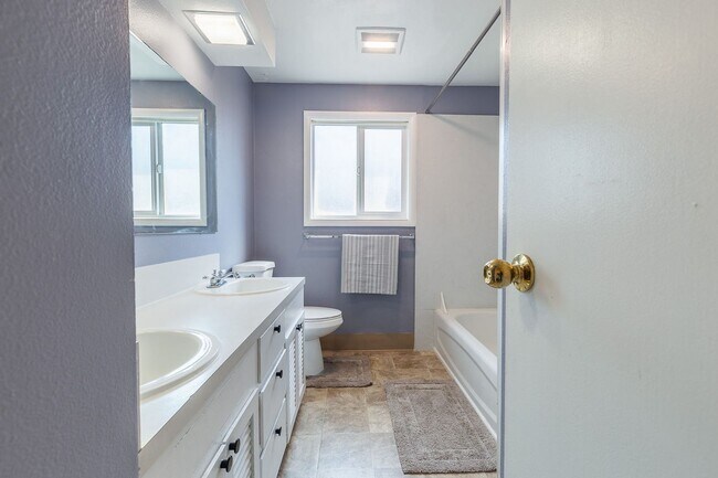 Building Photo - 2 Bedroom 1 Bathroom Unit Available Near BSU