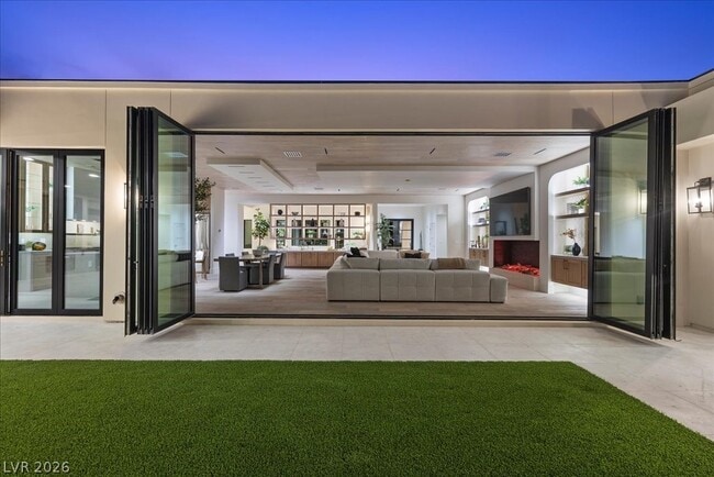 Building Photo - 2401 Driftwood Dr