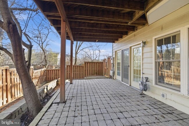 Building Photo - 1817 Fallbrook Ln