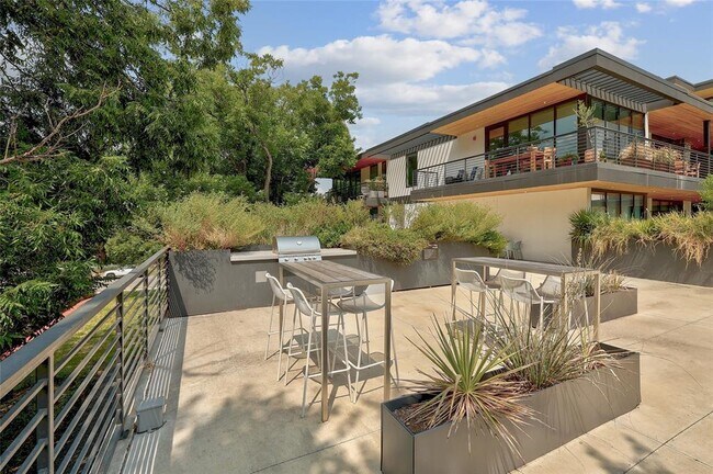 Building Photo - 1600 S 1st St