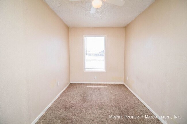 Building Photo - 300 E Lynn St