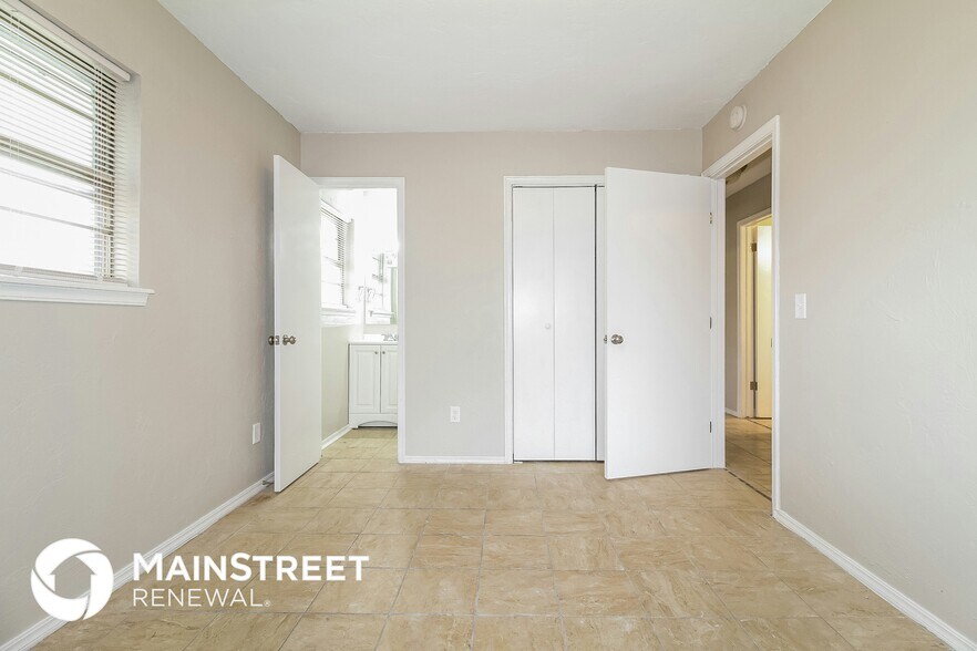 Building Photo - 813 Hampton Rd